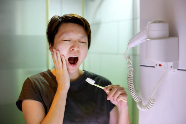 soins dentaires du matin - toothbrush brushing teeth brushing dental hygiene photos et images de collection