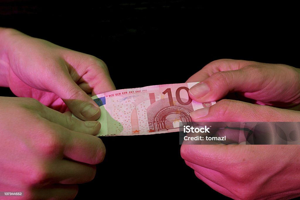 Adulte mains essayant de 10 euros - Photo de Acheter libre de droits