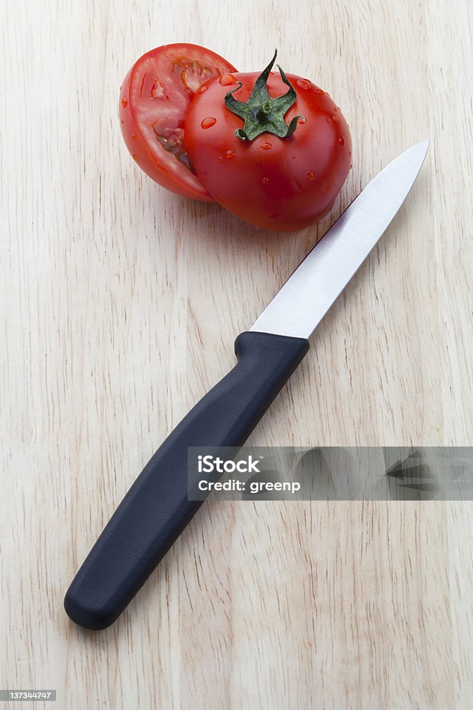 Ostrego noża i pokrojone w plasterki pomidora - Zbiór zdjęć royalty-free (Ciąć)
