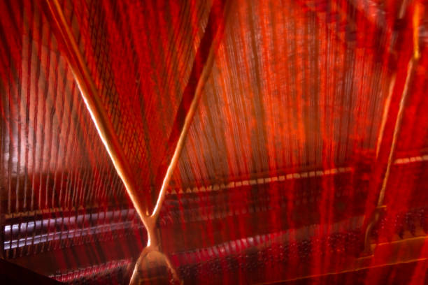 reflexão das cordas do piano - wood grain flash - fotografias e filmes do acervo