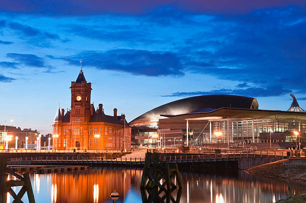 pierhead edificio, bahía de cardiff - cardiff wales bay uk fotografías e imágenes de stock