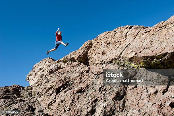 Boulderhopping Stockfoto und mehr Bilder von Aktiver Lebensstil - Aktiver Lebensstil, Aktivitäten und Sport, Athlet