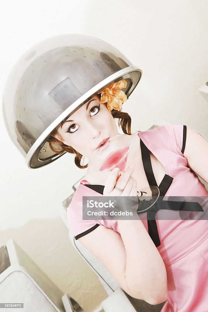 Retro cliente en el salón de belleza con Martini secador de cabello - Foto de stock de Anticuado libre de derechos