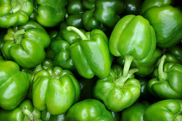 pimientos verdes - pimiento verde fotografías e imágenes de stock