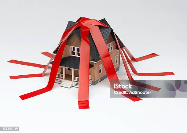 Casa Cinta Roja Foto de stock y más banco de imágenes de Red Tape - Refrán en inglés - Red Tape - Refrán en inglés, Cinta adhesiva, Casa