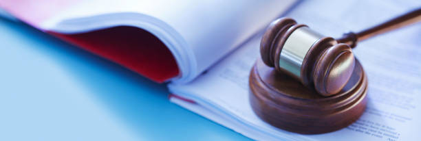 gavel resting on legal documents - testament fotos stockfoto's en -beelden