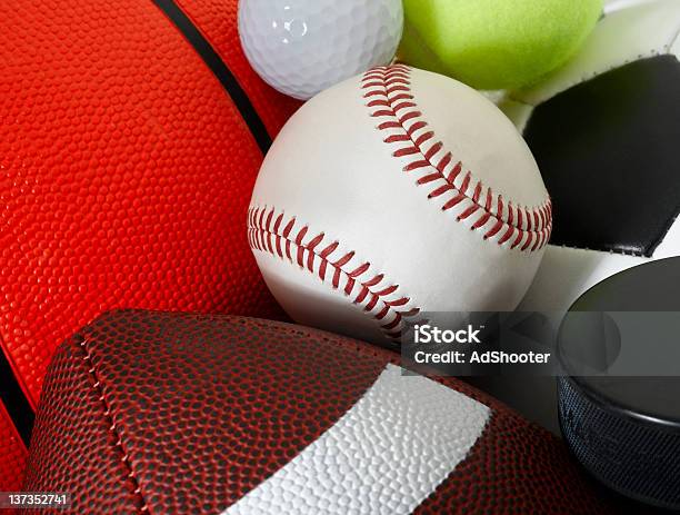 Foto de Bolas De Esportes e mais fotos de stock de Bola de Basquete - Bola de Basquete, Basquete, Bola de Futebol