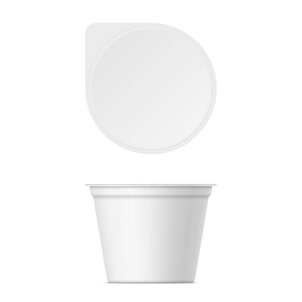뚜껑이있는 플라스틱 요구르트 용기의 모형 - yogurt container stock illustrations