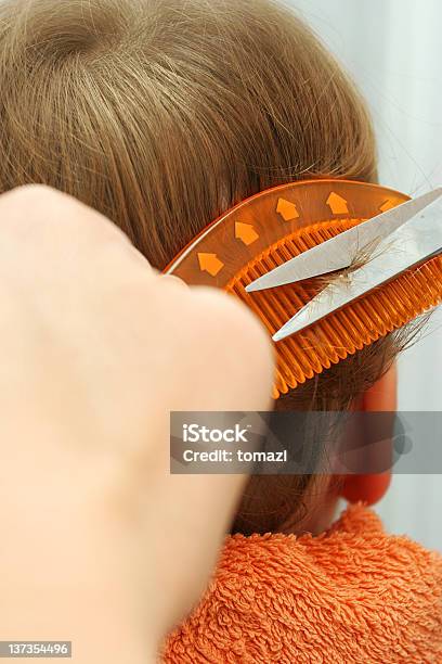 Corte De Cabelo De Criança - Fotografias de stock e mais imagens de Cabeleireiro - Cabeleireiro, Homens, 4-5 Anos