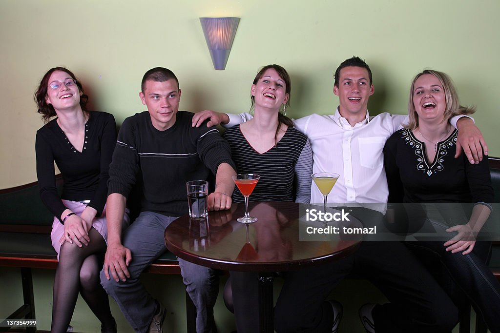 Группа весело - Стоковые фото Алкоголь - напиток роялти-фри