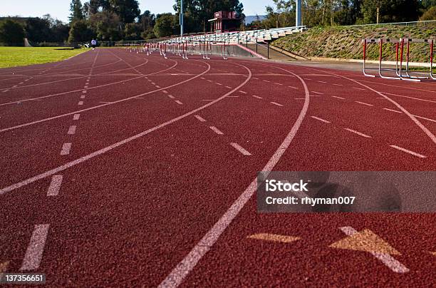 Школа Track — стоковые фотографии и другие картинки Беговая дорожка - лёгкая атлетика - Беговая дорожка - лёгкая атлетика, Спорт-трек, Средняя школа