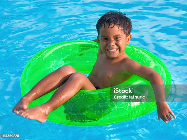 Menino Tubagem Do Sol - Fotografias de stock e mais imagens de Alegria - Alegria, Amizade, Ao Lado da Piscina