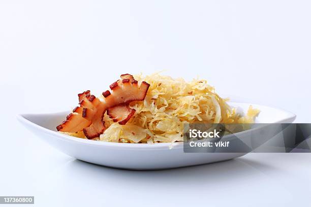Piatto Di Crauti - Fotografie stock e altre immagini di Alimento affumicato - Alimento affumicato, Bianco, Cavolo