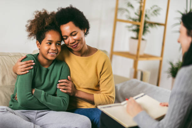 matka i jej nastoletnia córka rozmawiają z terapeutą. - child discussion parent talking zdjęcia i obrazy z banku zdjęć