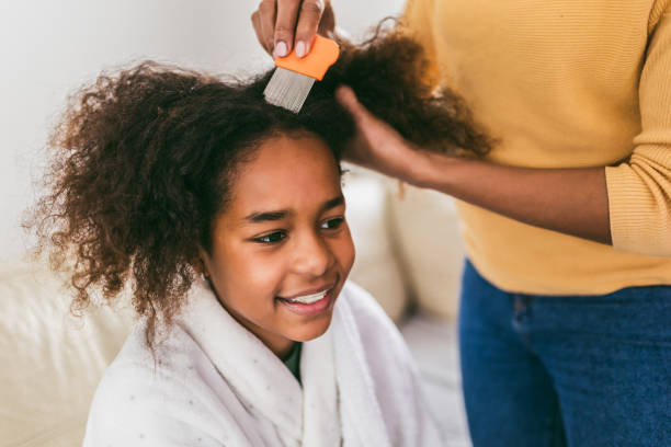 mãe fazendo limpeza de piolhos na cabeça no cabelo da filha - nits - fotografias e filmes do acervo