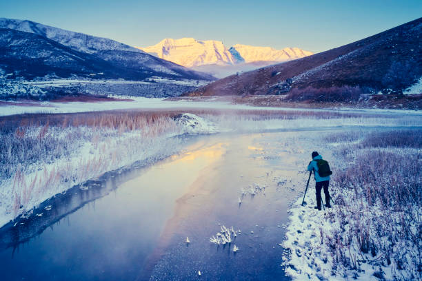 fotografo naturalista al lavoro fotografando il monte timpanogos nella heber valley utah usa - utah scenics photography landscape foto e immagini stock