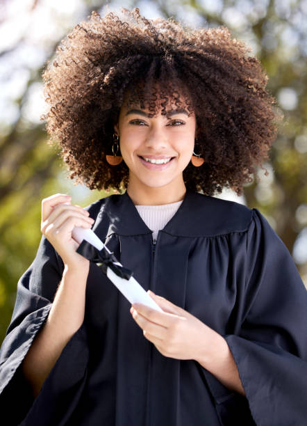 졸업일에 졸업장을 들고 있는 한 청녀의 초상화 - scroll content 뉴스 사진 이미지