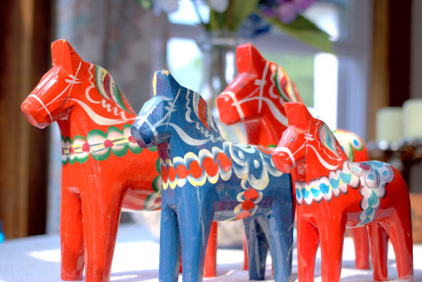 4 шведские лошади дала - dala horse стоковые фото и изображения