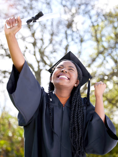 졸업일에 응원하는 젊은 여성의 사진 - graduation women fist celebration 뉴스 사진 이미지