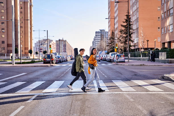 ヒップスターティーンエイジアーバンライフスタイル。音楽の生徒は授業やコンサートに行きます。横断交通法と生活様式の概念 - zebra crossing ストックフォトと画像