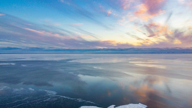 タイニー、オンタリオ、カナダに近い冬のグルジア湾 - snow winter coastline sunrise ストックフォトと画像