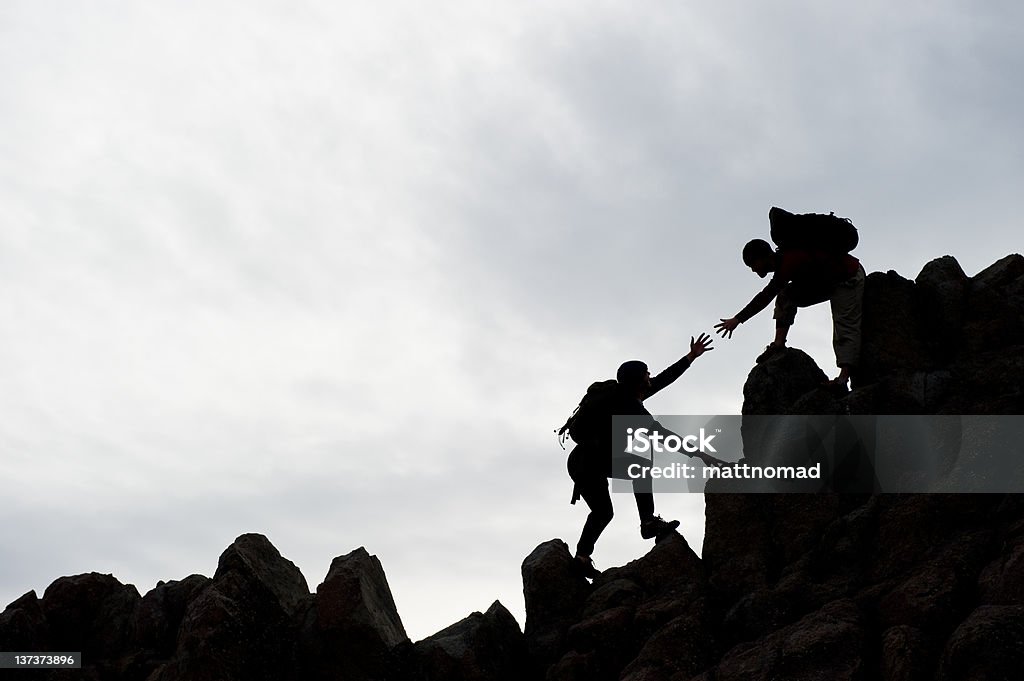 Alpinista assistenza - Foto stock royalty-free di Arrampicata su roccia