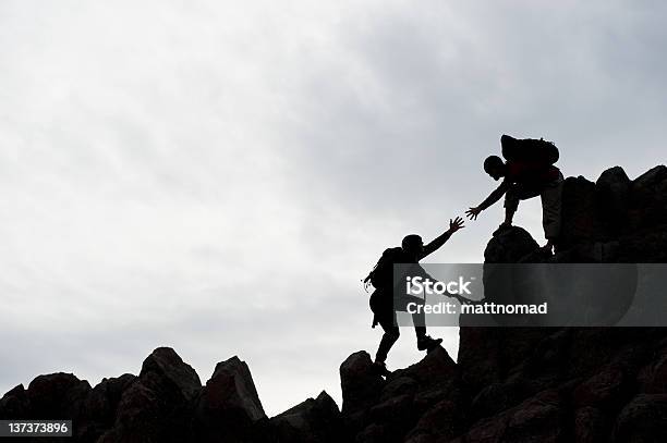 Alpinista Assistenza - Fotografie stock e altre immagini di Arrampicata su roccia - Arrampicata su roccia, Sagoma - Controluce, Alpinismo