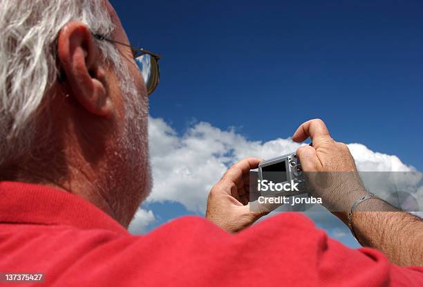 Foto de Sênior Fotógrafo e mais fotos de stock de Adulto - Adulto, Aposentadoria, Azul