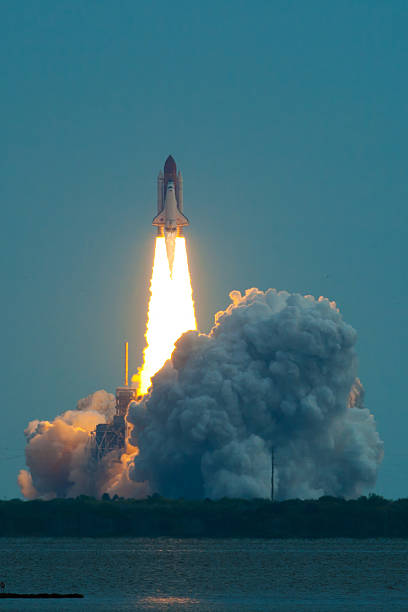 lancement de l'effort sts - 134 - space shuttle endeavor photos et images de collection