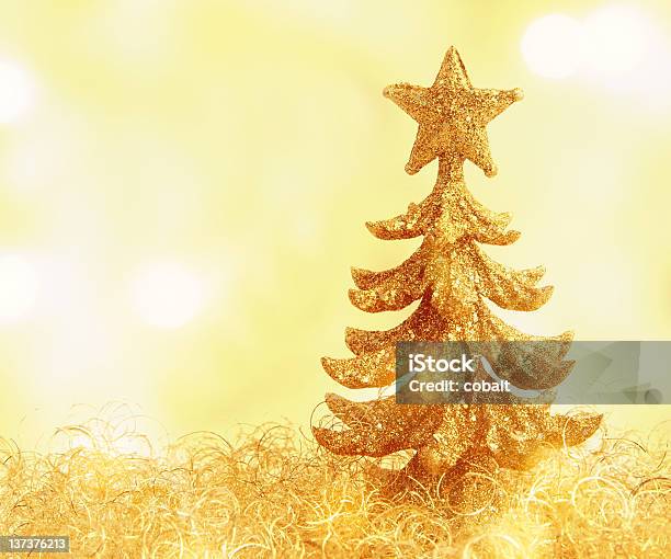 Golden Christmas Tree Foto de stock y más banco de imágenes de Dorado - Color - Dorado - Color, Pequeño, Árbol de navidad
