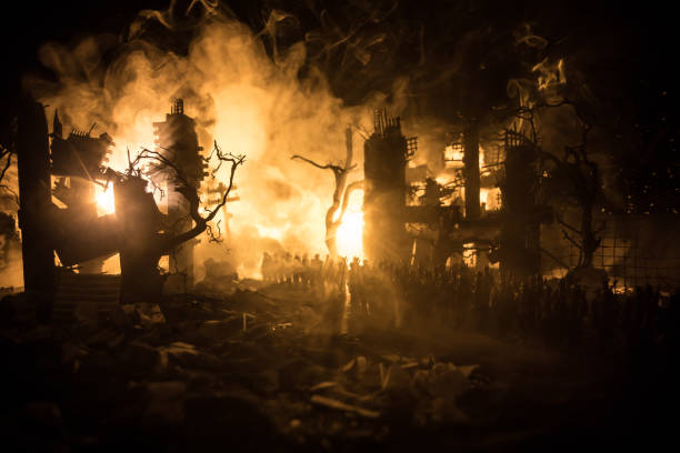 kriegskonzept. militärische silhouetten kampfszene auf kriegsnebel himmel hintergrund, weltkrieg soldaten silhouette unter bewölkten skyline in der nacht. kampf in der zerstörten stadt. - battlefield stock-fotos und bilder