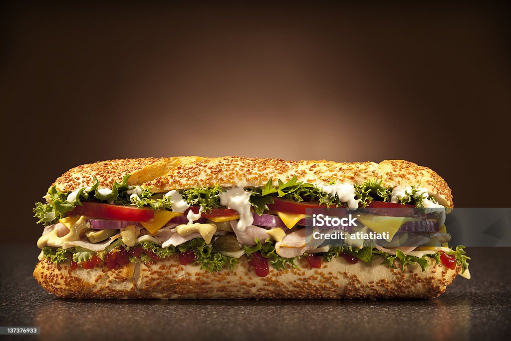 Enorme sándwich - Foto de stock de Bocadillo libre de derechos