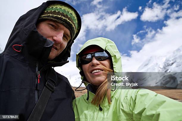 Paio Di Escursioni In Montagna Autoritratto - Fotografie stock e altre immagini di Adulto - Adulto, Allegro, Ambientazione esterna