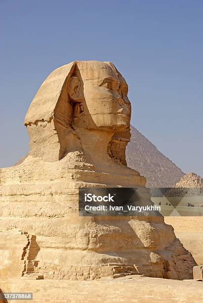 Wielki Sfinks Z Pyramid Of Khafra W Tle - zdjęcia stockowe i więcej obrazów Azja Zachodnia - Azja Zachodnia, Bez ludzi, Egipt