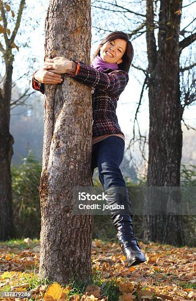 Junge Frau Im Freien Im Herbst Stockfoto und mehr Bilder von Braunes Haar - Braunes Haar, Eine Person, Entspannung