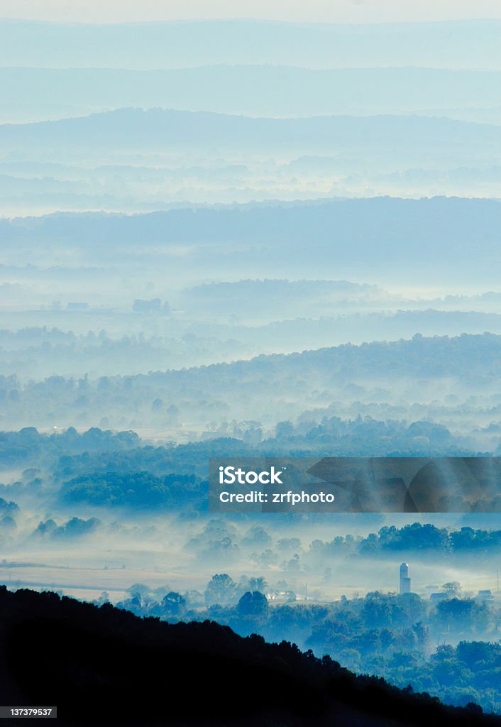 Rano Mgła na blue hills - Zbiór zdjęć royalty-free (Park Narodowy Shenandoah)