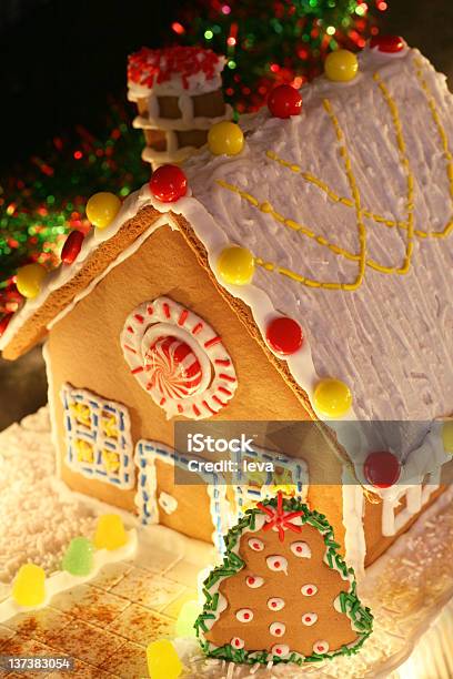 Gingerbread House Stockfoto und mehr Bilder von Lebkuchenhaus - Lebkuchenhaus, Bunt - Farbton, Dekoration