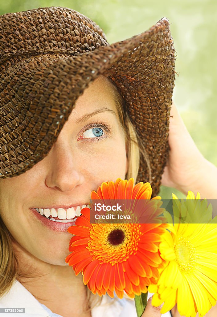 Atractiva joven con sombrero de paja y daisies - Foto de stock de Adulto libre de derechos