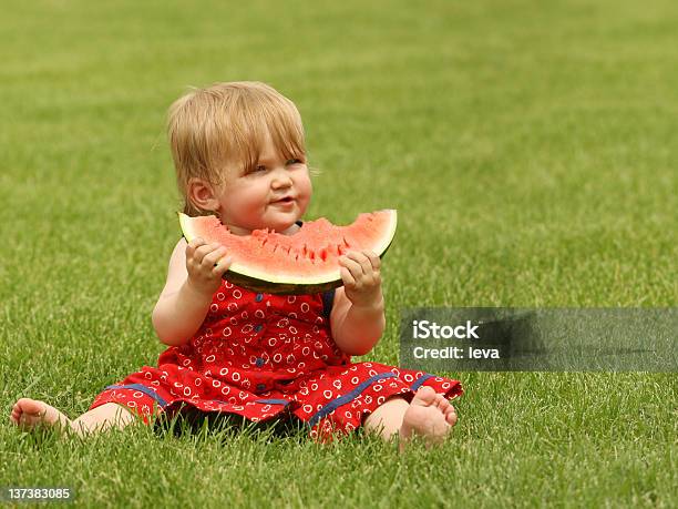 Foto de Bebê Menina Com Melancia e mais fotos de stock de 12-23 meses - 12-23 meses, Alimentação Saudável, Aluno de Jardim de Infância