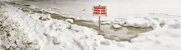 Perigo Thin Ice - foto de acervo