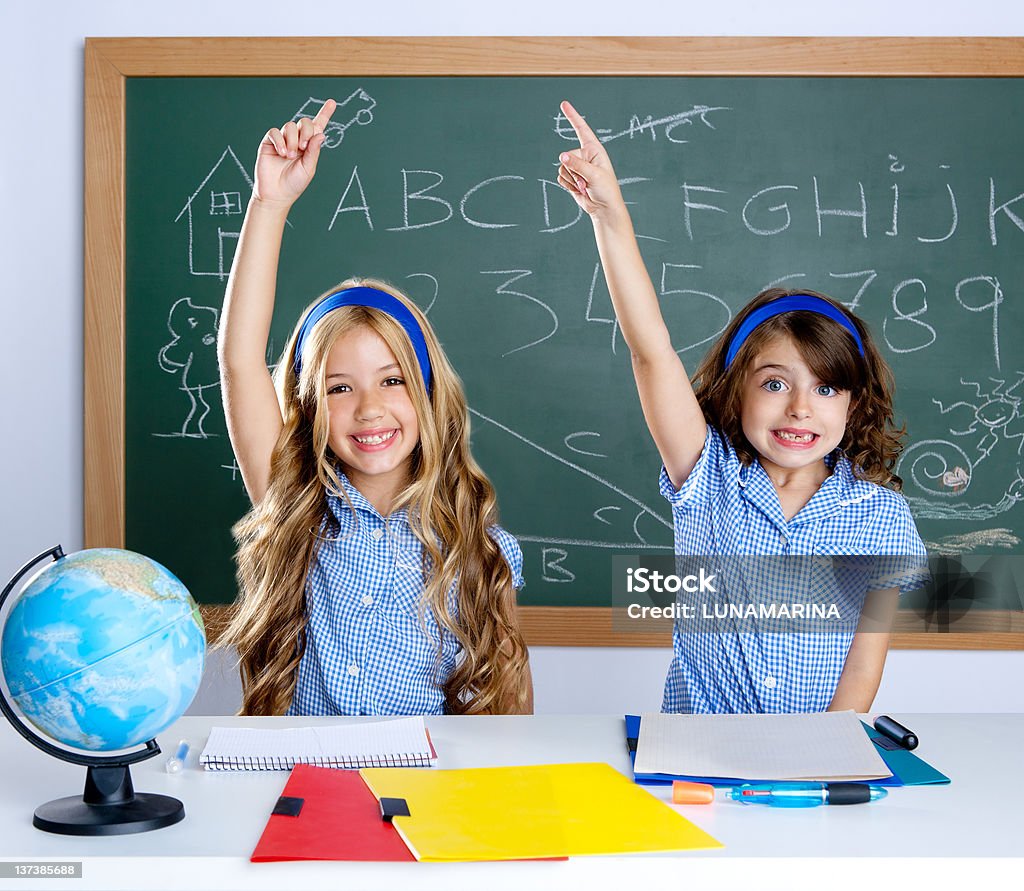 Inteligentes alunos em sala de aula aumento Mão - Royalty-free Mão Levantada Foto de stock