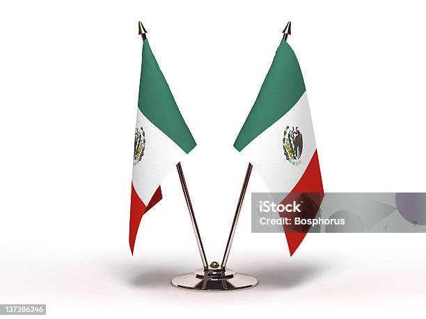 Миниатюрный Флаг Мексики Изолированный — стоковые фотографии и другие картинки Мексиканский флаг - Мексиканский флаг, Маленький, Вешать