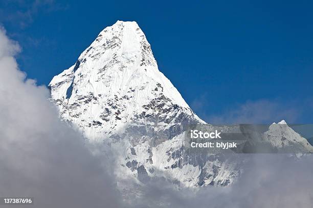 Pico Da Montanha De Montanha Ama Dablam - Fotografias de stock e mais imagens de Ao Ar Livre - Ao Ar Livre, Azul, Beleza natural