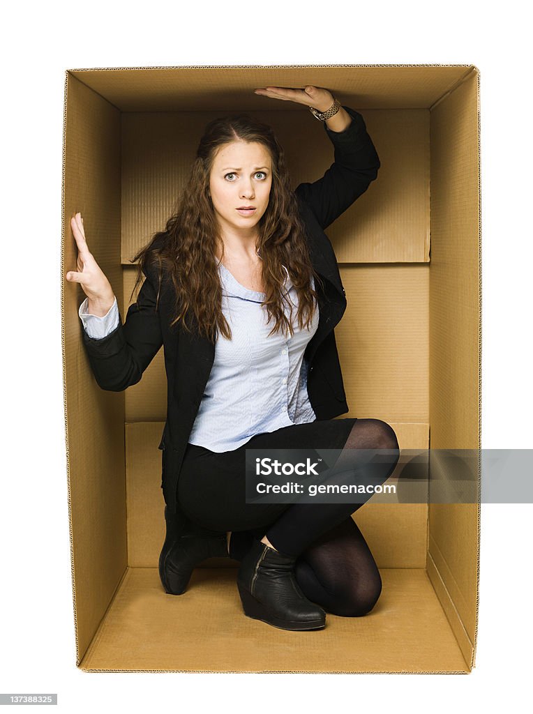 Femme dans une boîte Carboard - Photo de Boîte libre de droits