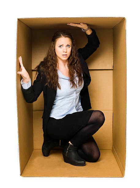 女性の carboard ボックス - きつい ストックフォトと画像