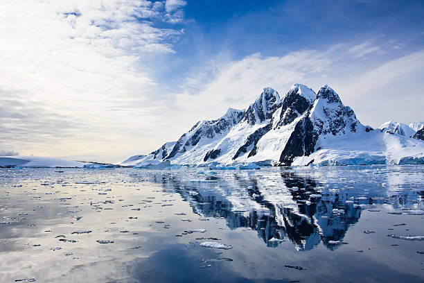 雪を頂いた山々 - uncultivated snow ice antarctica ストックフォトと画像