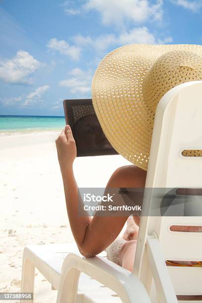 Donna Seduta Sulla Spiaggia Con Computer Tablet - Fotografie stock e altre immagini di Adulto - Adulto, Ambientazione esterna, Attrezzatura