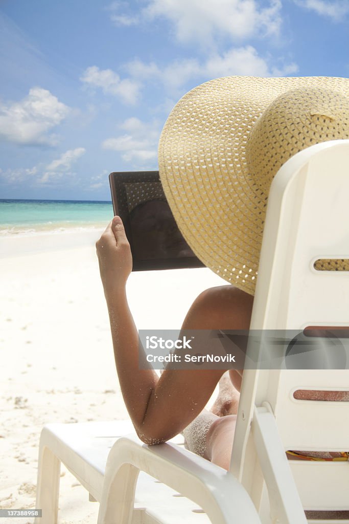 Mulher sentada na praia com tablet computador - Royalty-free Adulto Foto de stock