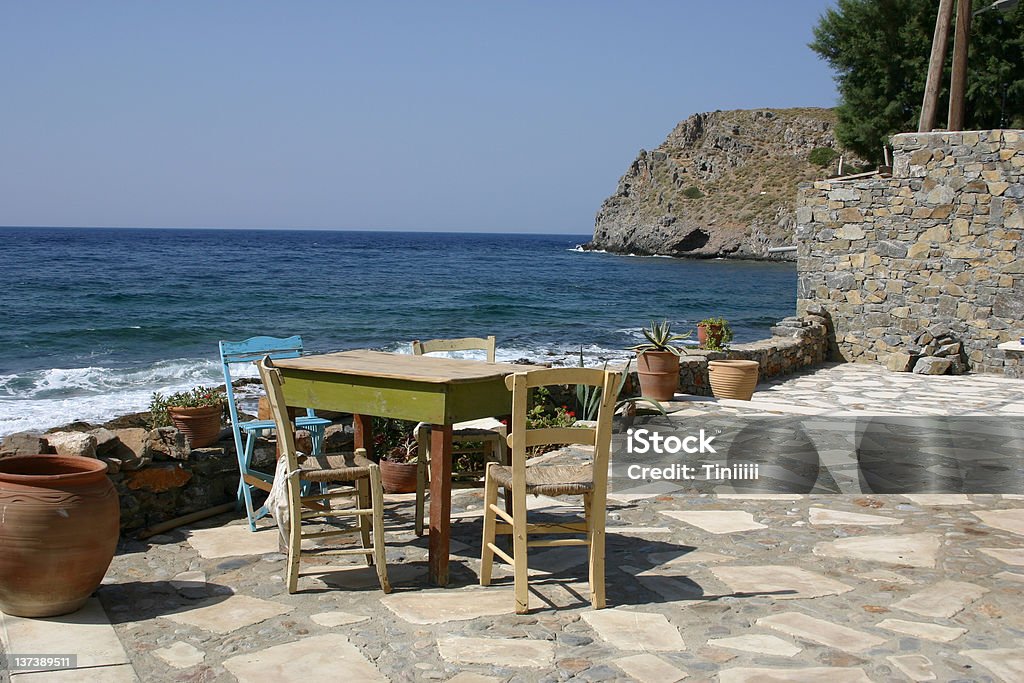 Creta// terraço à beira-mar - Foto de stock de Mesa - Mobília royalty-free