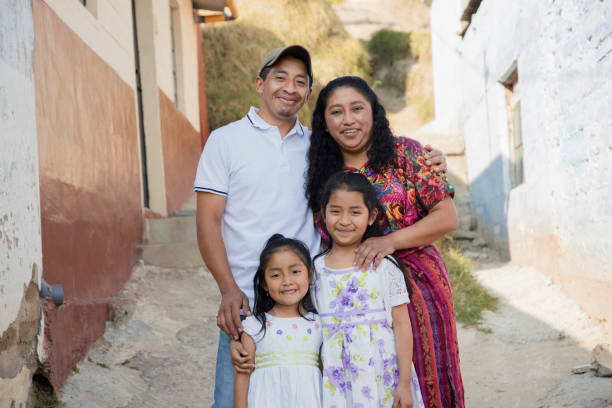 испаноязычная семья за пределами своего дома - гватемальская семья в переулке своего района - guatemalan culture central america mother traditional culture стоковые фото и изображения